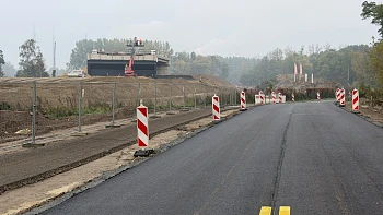 W ramach inwestycji powstaje również wiadukt drogowy w ciągu ul. Jasienickiej w Policach