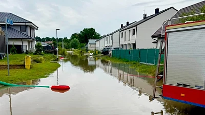 Strażacy z Dobrej i Mierzyna wypompowywali wodę z zalanych ulic