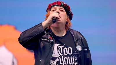 Krzysztof Skiba na scenie Dni Polic podczas piosenki "Rudy się żeni"