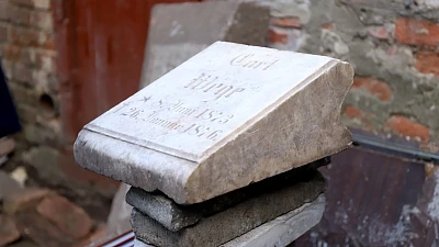 Odnaleziona na podwórku płyta nagrobna liczy sobie 150 lat