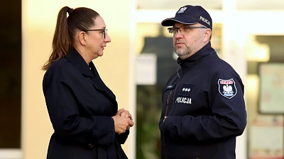 Wójt Gminy Dobra Magdalena Zagrodzka w rozmowie o bieżącej sytuacji z Komendantem Komisariatu Policji w Mierzynie kom. Michałem Sroką