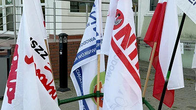 Przed biurowcem Grupy Azoty Police wywieszone są flagi związkowe