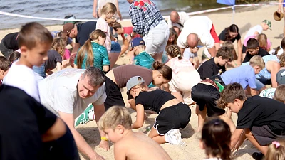 Do odnalezienie w piasku było 40 nagród 