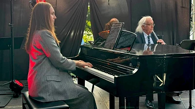 Wyjątkowy koncert przy zachodzie słońca na plaży w Stolcu