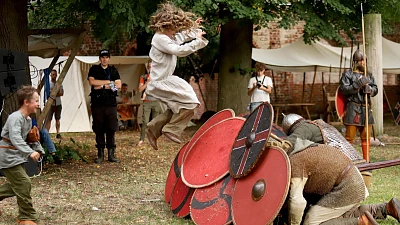 Pokazy wojów przyciągnęły tłumy do ruin klasztoru augustiańskiego w Jasienicy