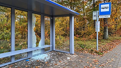 Nieznany sprawca zniszczył wiatę przystankową w Dobrej
