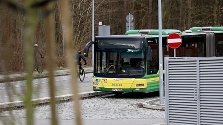 Autobus komunikacji miejskiej w Policach