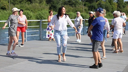 Mieszkańcy bawili się podczas miejskiej potańcówki nad Łarpią