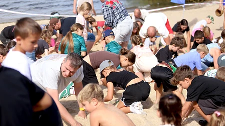 Do odnalezienie w piasku było 40 nagród 