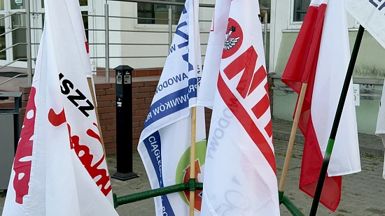 Przed biurowcem Grupy Azoty Police wywieszone są flagi związkowe