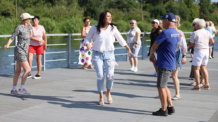 Mieszkańcy bawili się podczas miejskiej potańcówki nad Łarpią