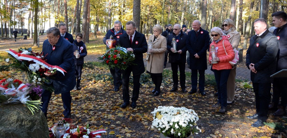Samorządowcy złożyli kwiaty pod obeliskiem Marszałka Józefa Piłsudskiego w Parku Solidarności