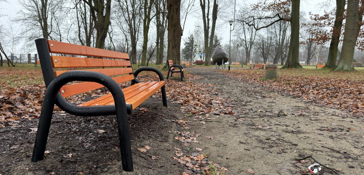 Nowe ławki w trzebieskim Parku