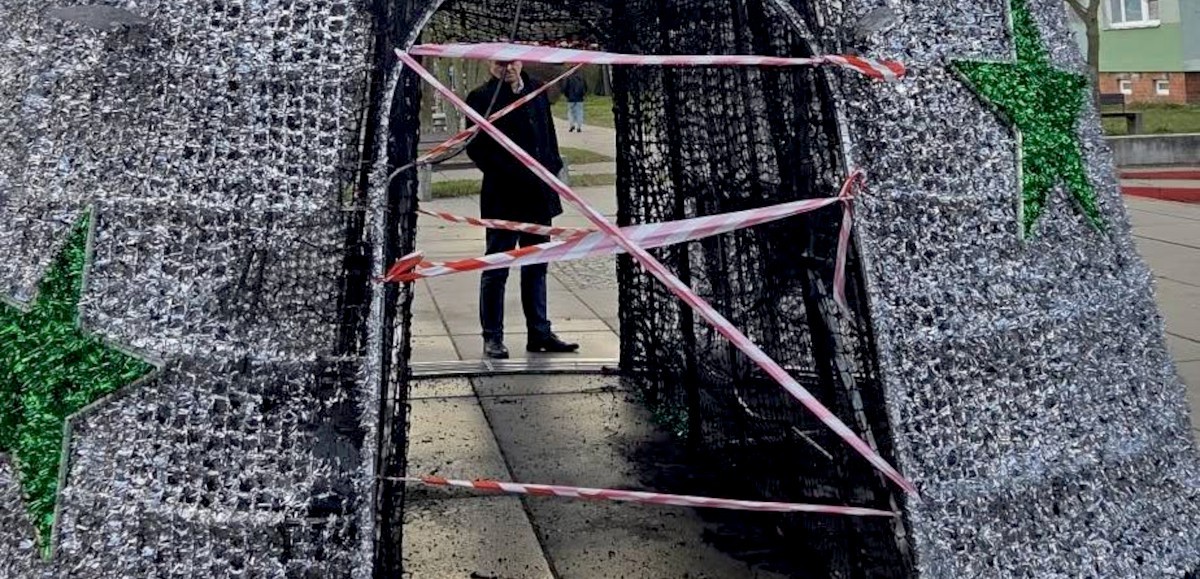 Spalona choinka na deptaku im. Ryszarda Tokarczyka w Policach