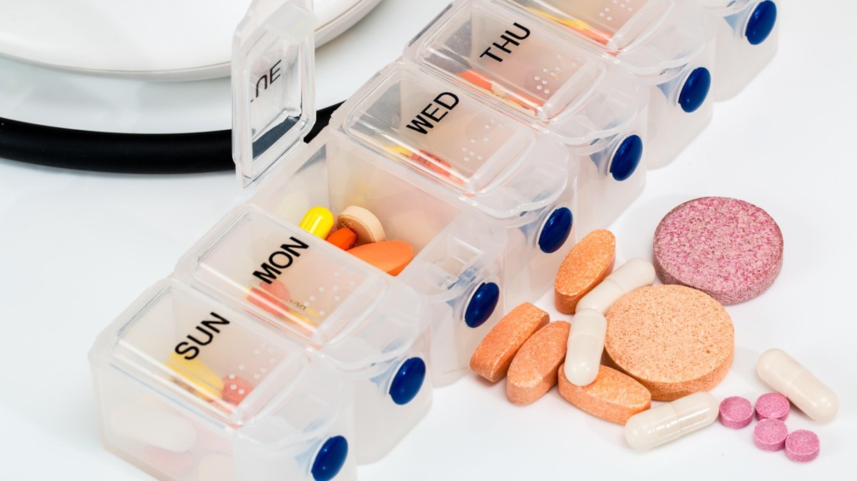 Jakie wymagania muszą spełniać butelki i pojemniki w farmacji, by zapewnić bezpieczeństwa i higienę?