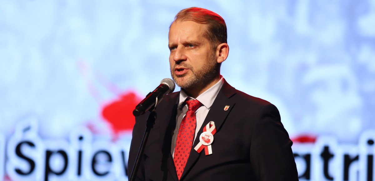 Burmistrz Polic Krystian Kowalewski podczas przemówienia w Miejskim Ośrodku Kultury w Policach