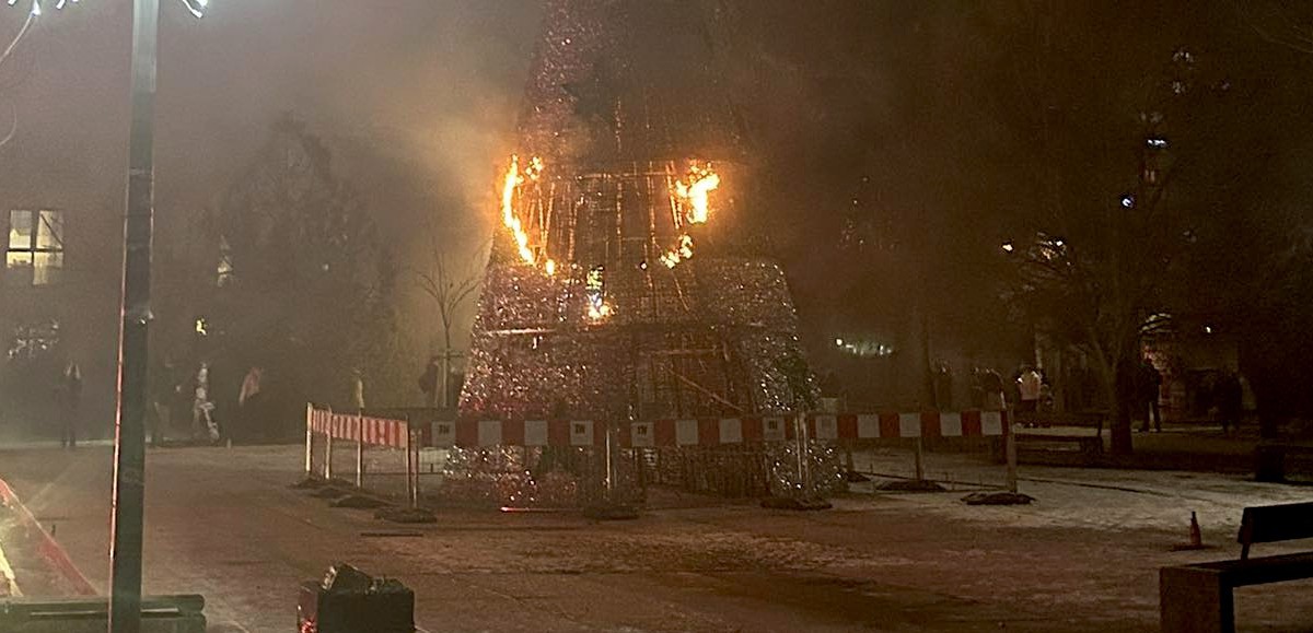 Miejska choinka ponownie stanęła w płomieniach