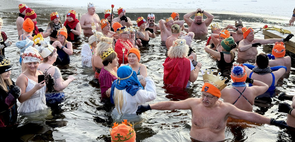 Morsy celebrowały Święto Trzech Króli w wodach jeziora Głębokie