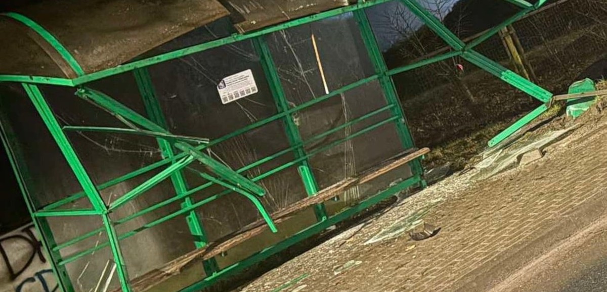 Uderzył w przystanek i zbiegł z miejsca zdarzenia