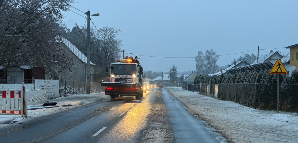 Pługopiaskarki posypywały w nocy drogi gminne piachem