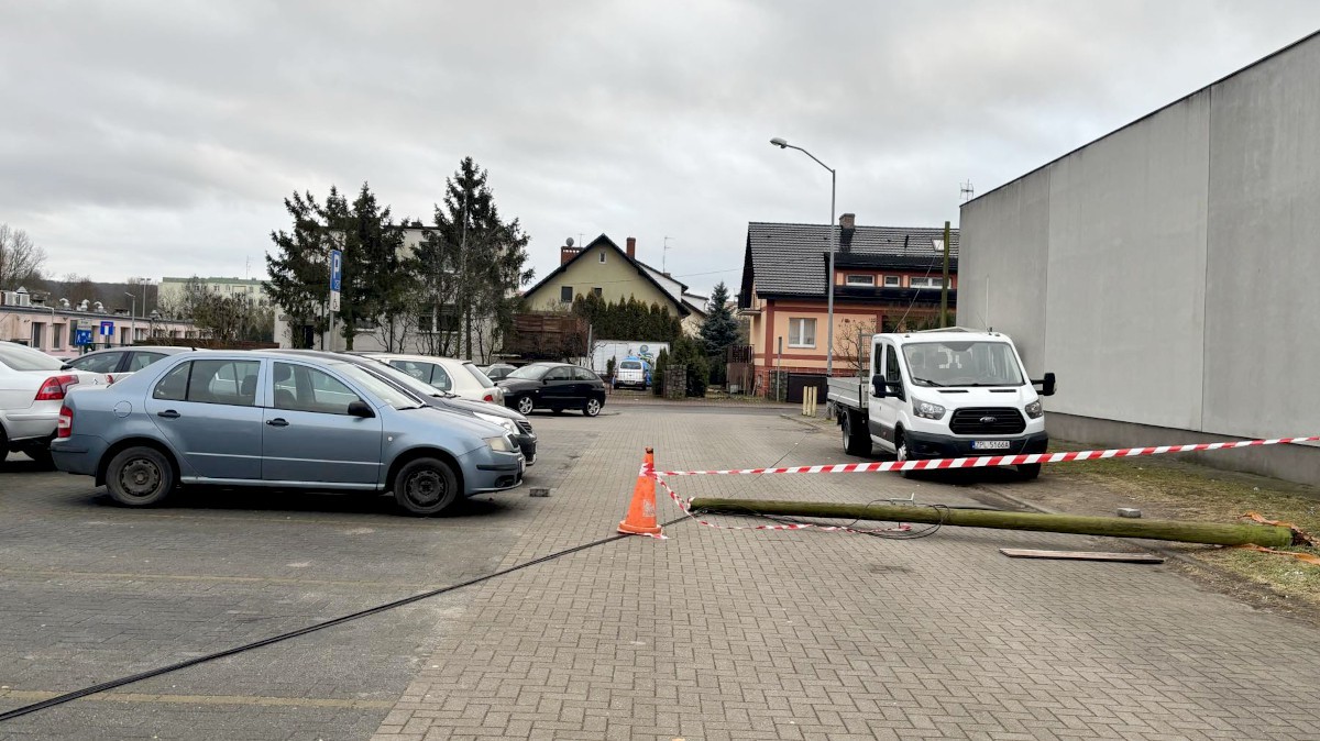 Na parkingu przy ul. Głowackiego przewrócił się drewniany słup i uszkodził kabel