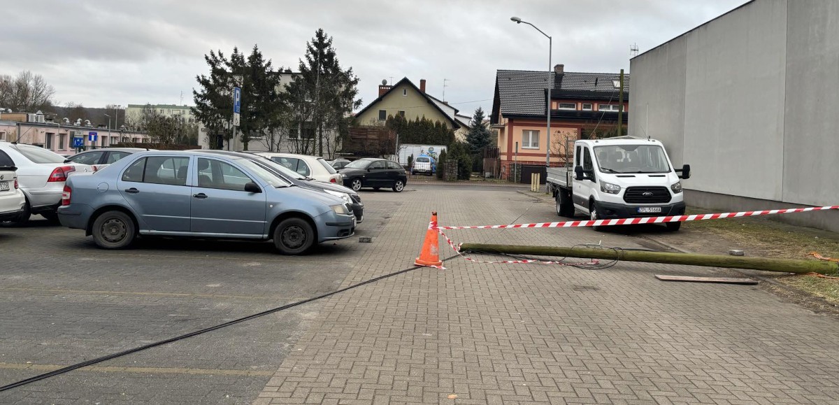 Zerwany kabel na parkingu przy ul. Głowackiego w Policach