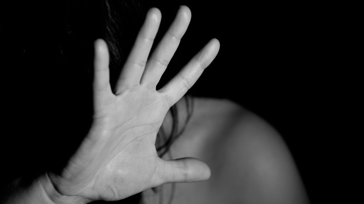 Dlaczego ofiary wracają do oprawców? Wyjaśniamy psychologiczne pułapki przemocy domowej