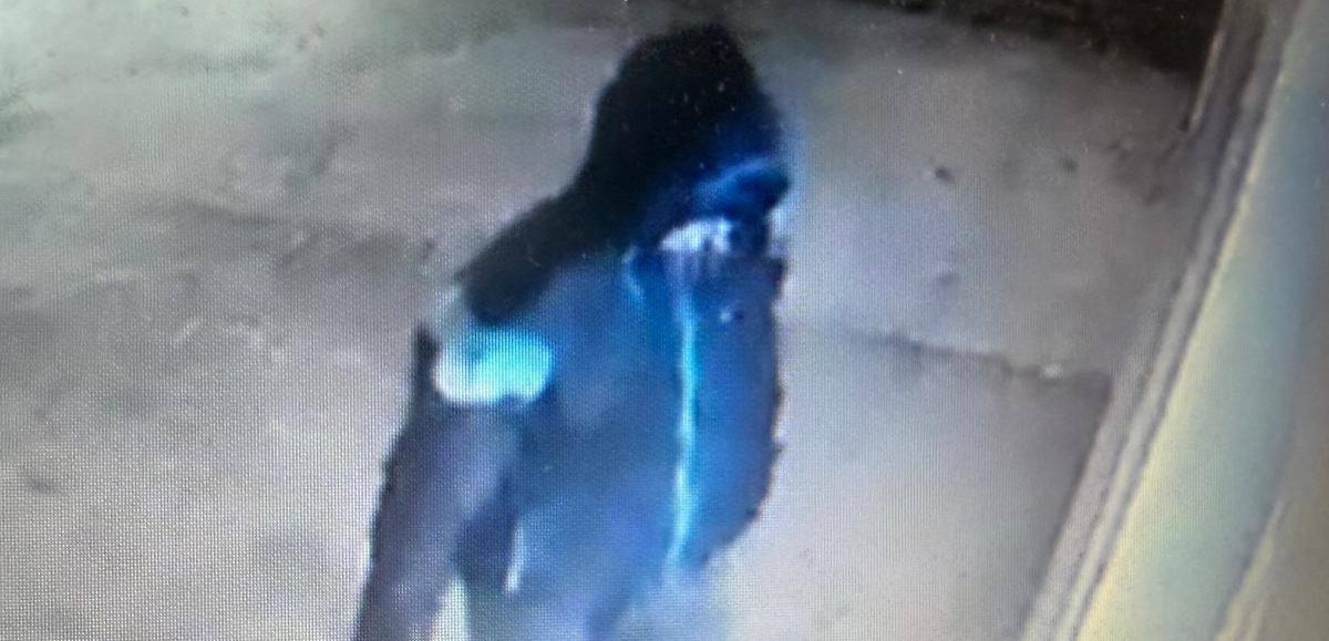 Policja opublikowała wizerunek podejrzanego o dokonanie zniszczenia mienia