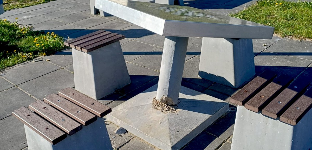 Jeden ze stołów do gry w szachy został poważnie uszkodzony