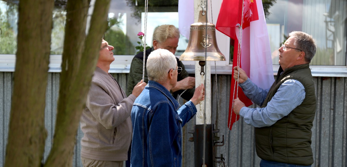 Poczet sztandarowy wciąga biało-czerwoną flagę na maszt