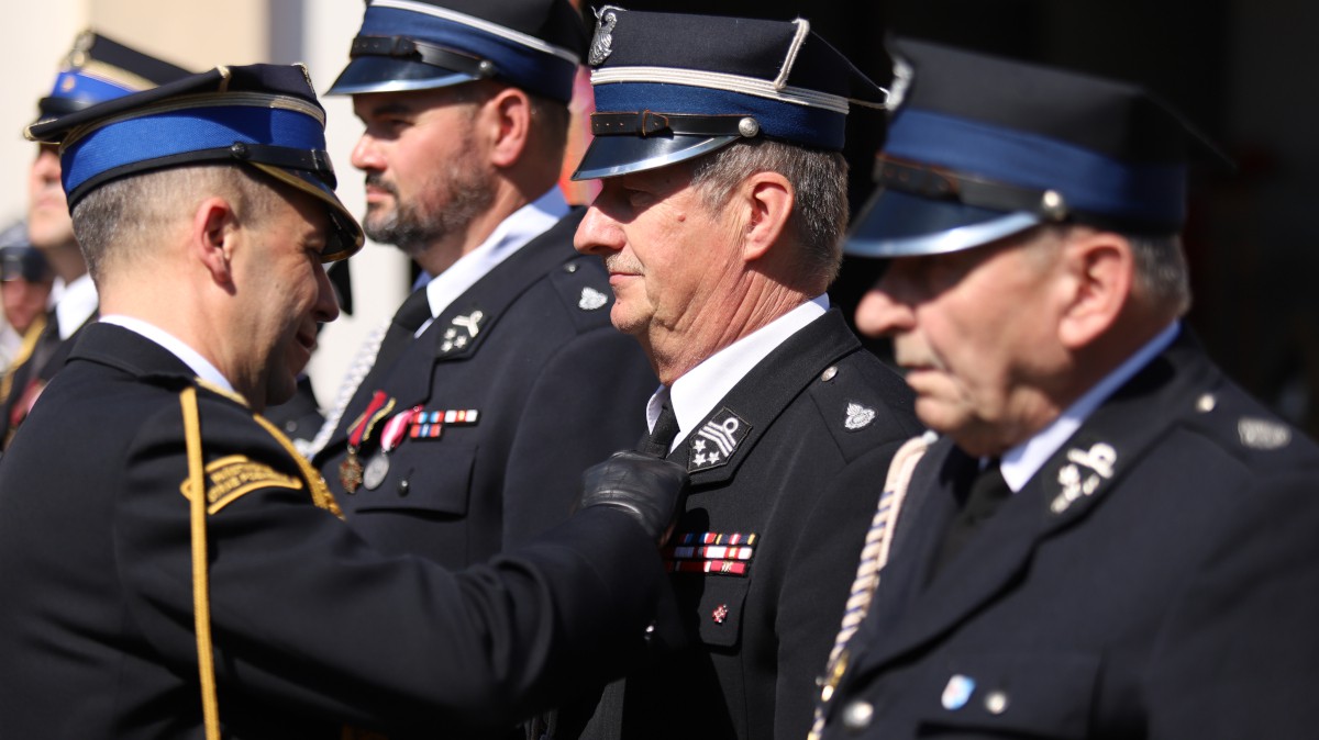 Powiatowe obchody Dnia Strażaka w Policach. Były odznaczenia, awanse i przekazanie sztandaru