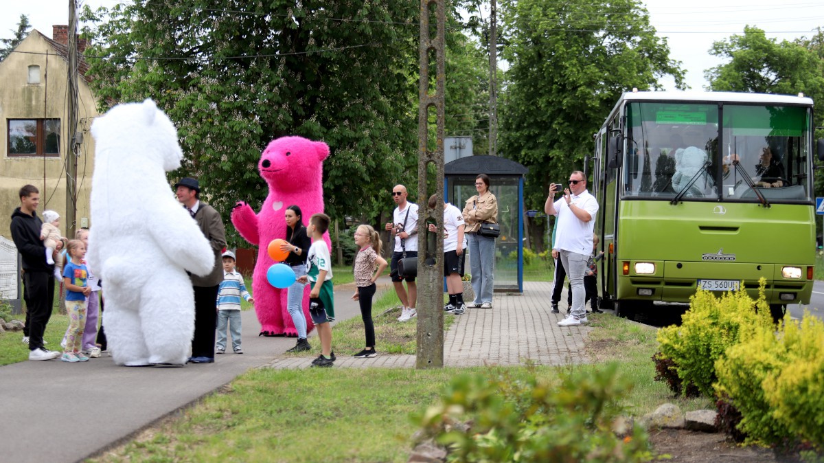 Retro autobusem przez Gminę Police. Wyjątkowy Mobilny Dzień Dziecka