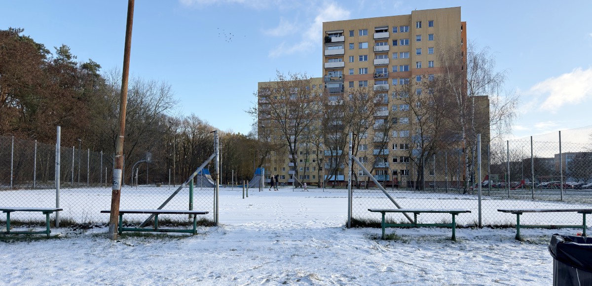 Stary betonowy plac przy ul. Wróblewskiego w Policach