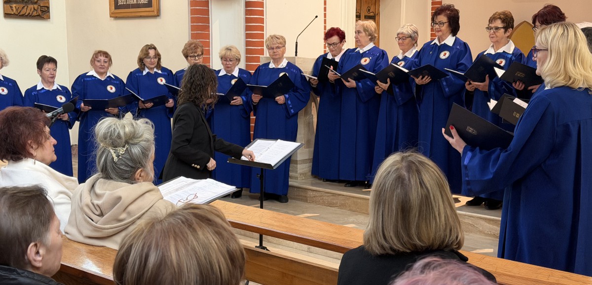 Chór Kameralny Polickiego Uniwersytetu Trzeciego Wieku pod dyrekcją Marty Pietrzak