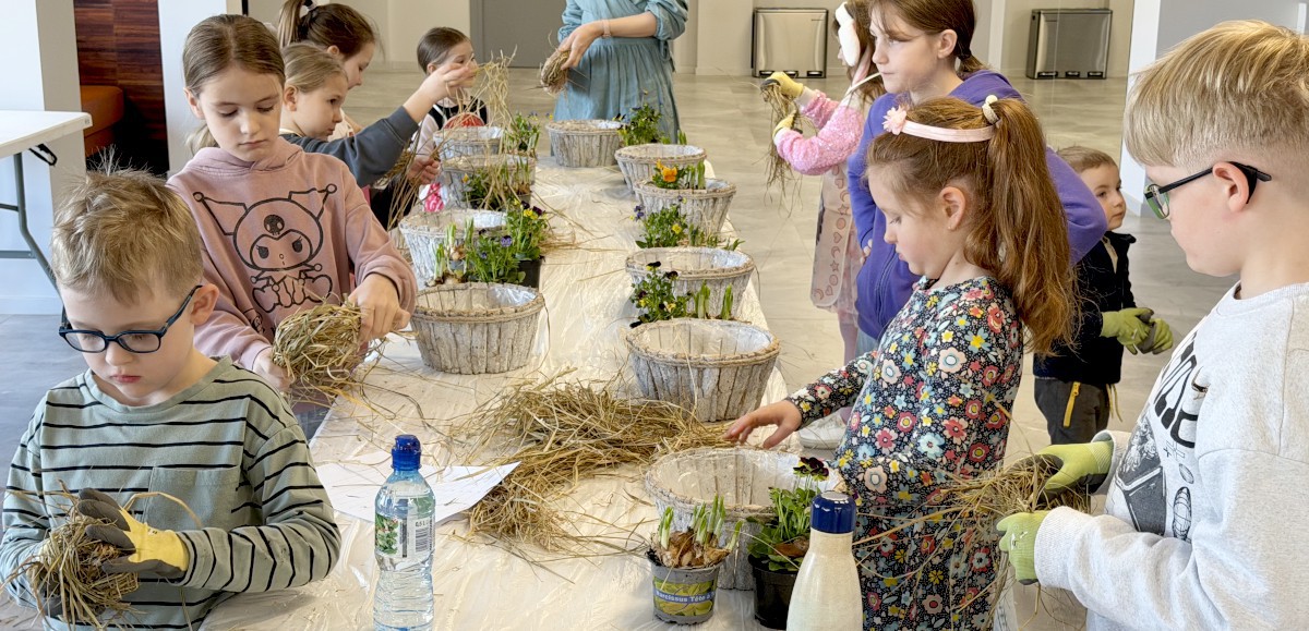 Dzieci tworzyły „bomby kwietne” i „ogródek dla zajączka”