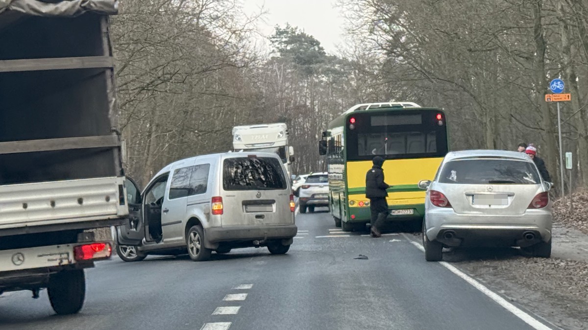 Samochód osobowy zderzył się z autobusem komunikacji miejskiej