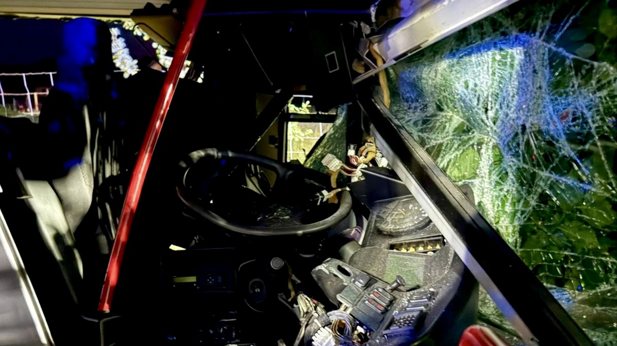 Nocny wypadek autobusu w Grzepnicy. Kierowca trafił do szpitala